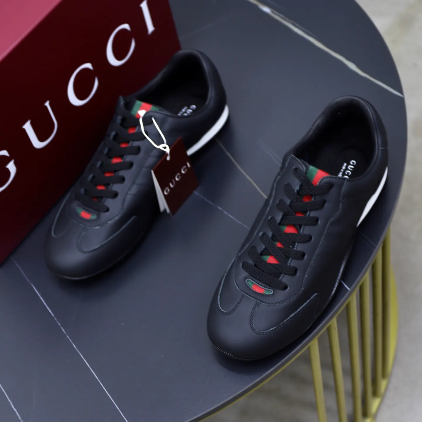 Ex-factory price: 580💰💰Gucci Shift series couple's sports shoes ❗❗ The Gucci Shift series is newly launched, with a lightweight design that reinterprets sports style. The neat silhouette adds a sense of freedom and exudes sophistication when moving. The webbing detail runs like an endless ribbon throughout the design, and the side seam details add a finishing touch. ❗Original development ❗Washed effect cowhide upper ❗Two-color Tpu outsole ❗Size: Female 35-41 Male 39-45